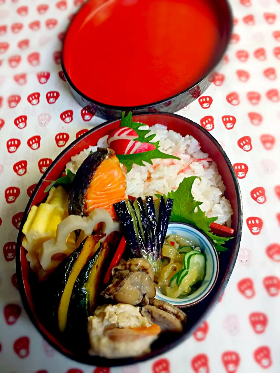 Snapdishの料理写真:《月曜日のお弁当》

・小エビご飯
・鮭焼き
・エビつくね煮
・チビホタテ、蓮根の生姜煮
・クラゲ、きゅうりの中華あえ
・だし巻き玉子
・ナスの素揚げ

また一週間始まりましたね～(*^^)|藤田 まり子さん