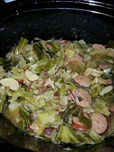 😇💖Sunday Family Dinner 💖 😇 My Mom's Slow Cooker Smothered Cabbage #Side dish 😆 #Pork Sausage #Vegetable 🌟 🌟 🌟 🌟|Alisha GodsglamGirl Matthewsさん