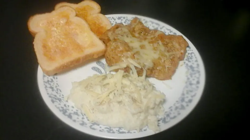 Baked and breaded  pork  chop topped with chadar garlic,onion potatoes  fresh from maine also with chadar and golden  brown  toast with sea salted butter toast|Nicholas  Gillenさん