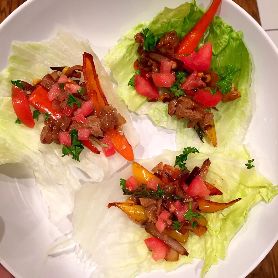 Snapdishの料理写真:Lettuce wraps with sautéed peppers & onions, gluten and tomatoes|victoria valerioさん