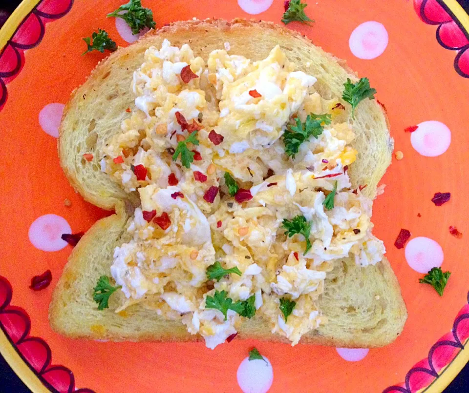 Scrambled eggs on coconut oil toast with parsley and chilli flakes|Safiraさん