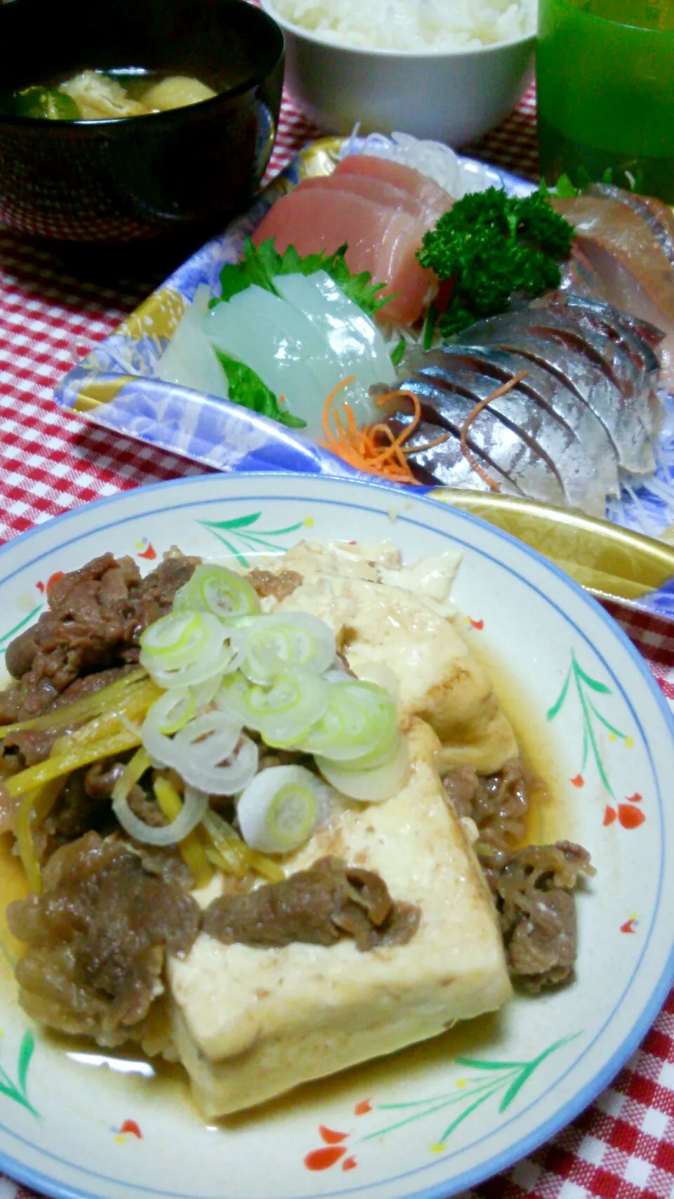 肉豆腐(牛小間肉･木綿豆腐･生姜･白ねぎ)、お刺身、お味噌汁(油揚げ･ちくわ･わかめ)|まあるさん