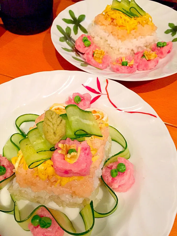 Snapdishの料理写真:菱餅風🎎雛祭り寿司  寿司飯(ほうれん草、人参)  鮪すき身、錦糸卵、キュウリ、グリーンピース、山葵|ch＊K*∀o(^^*)♪さん