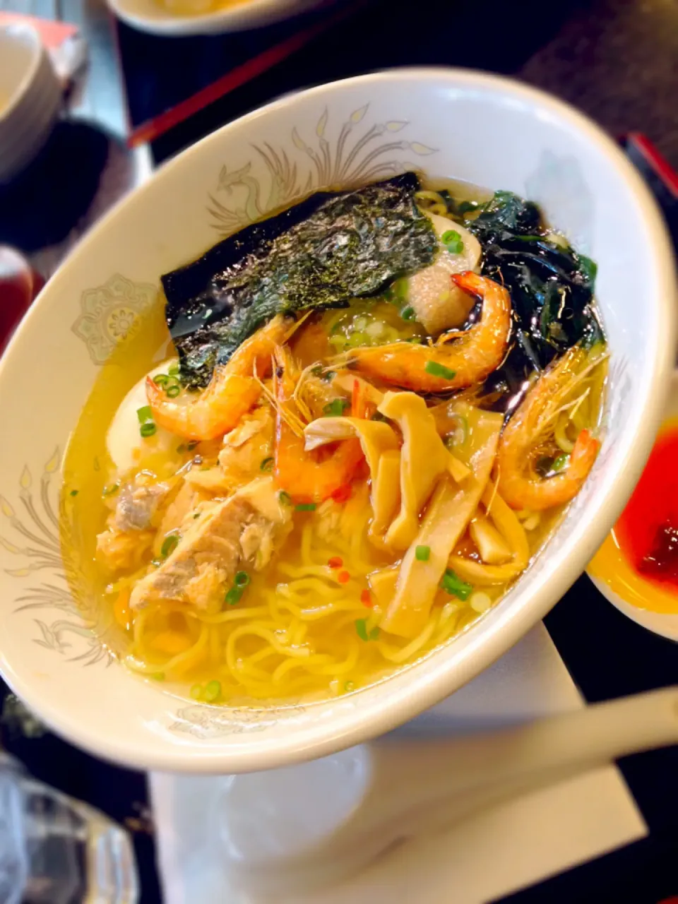 エビ塩ラーメン 甲斐サーモンものってます|あぼちさん