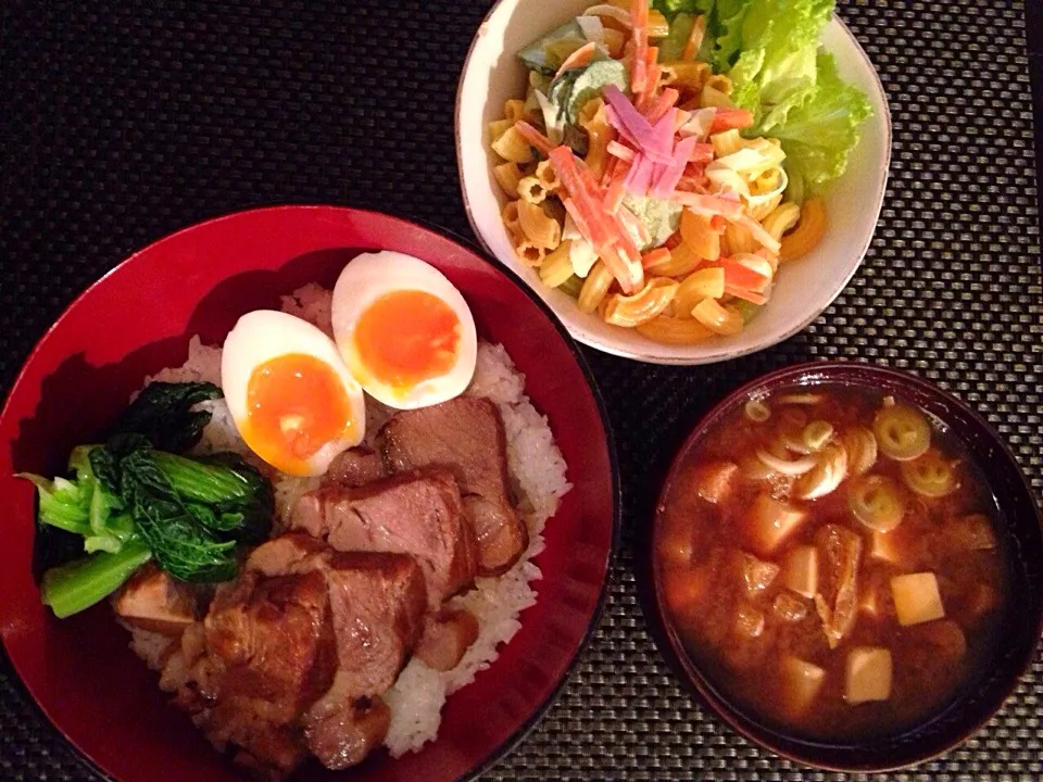 チャーシュー丼、マカロニサラダ、豆腐の赤だし味噌汁|ayumiさん