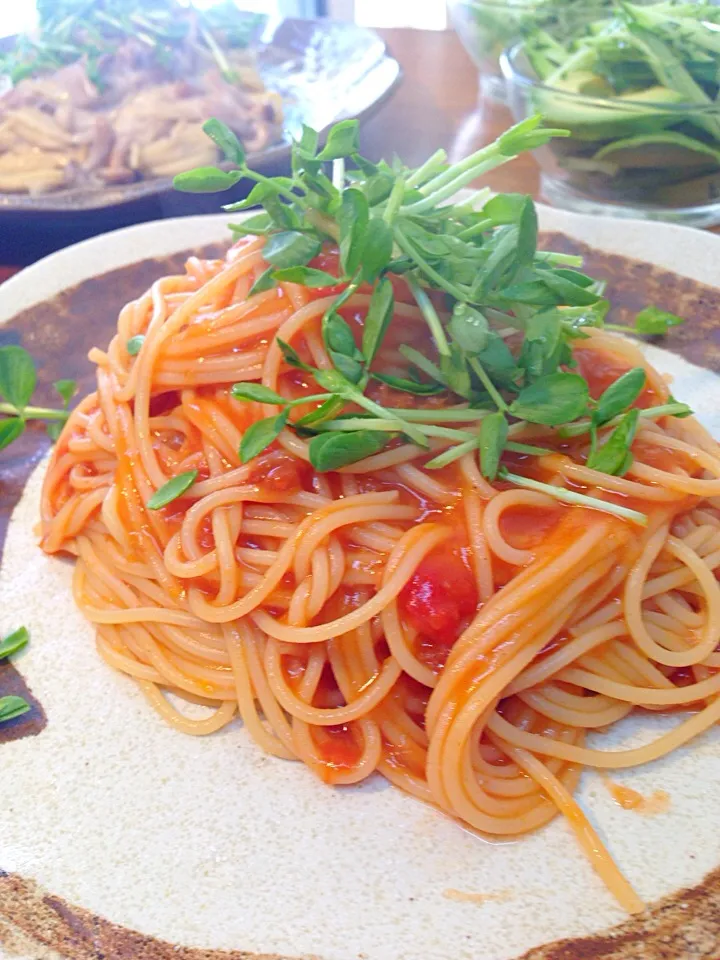 Snapdishの料理写真:あっさりトマトソースのパスタ＆胡瓜とアボカドサラダ|ちなみんさん