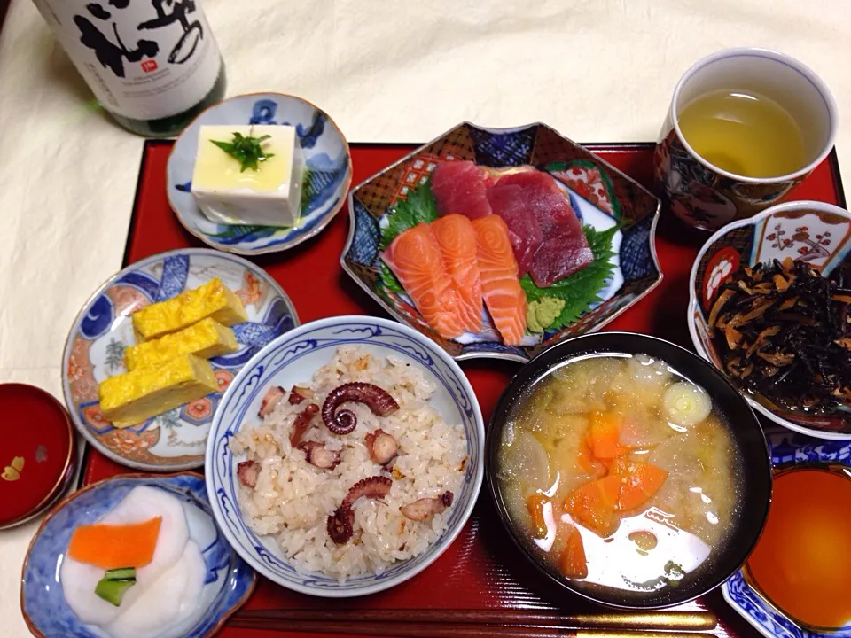 20150302夕食。カブの漬物。築地「松露」の卵焼き。塩とオリーブオイルをかけてシソの葉を添えた冷奴。鮭と鮪のお刺身。ヒジキの煮物。大根と人参と里芋とと長ネギと豚肉入った薩摩汁。神戸土産の明石だこの柔らか煮で作ったタコご飯。うーん、今日自分で作ったのは薩摩汁とタコごはんと冷奴だけ。薩摩汁以外作ったというのも恥ずかしい|Keiko Moritaさん