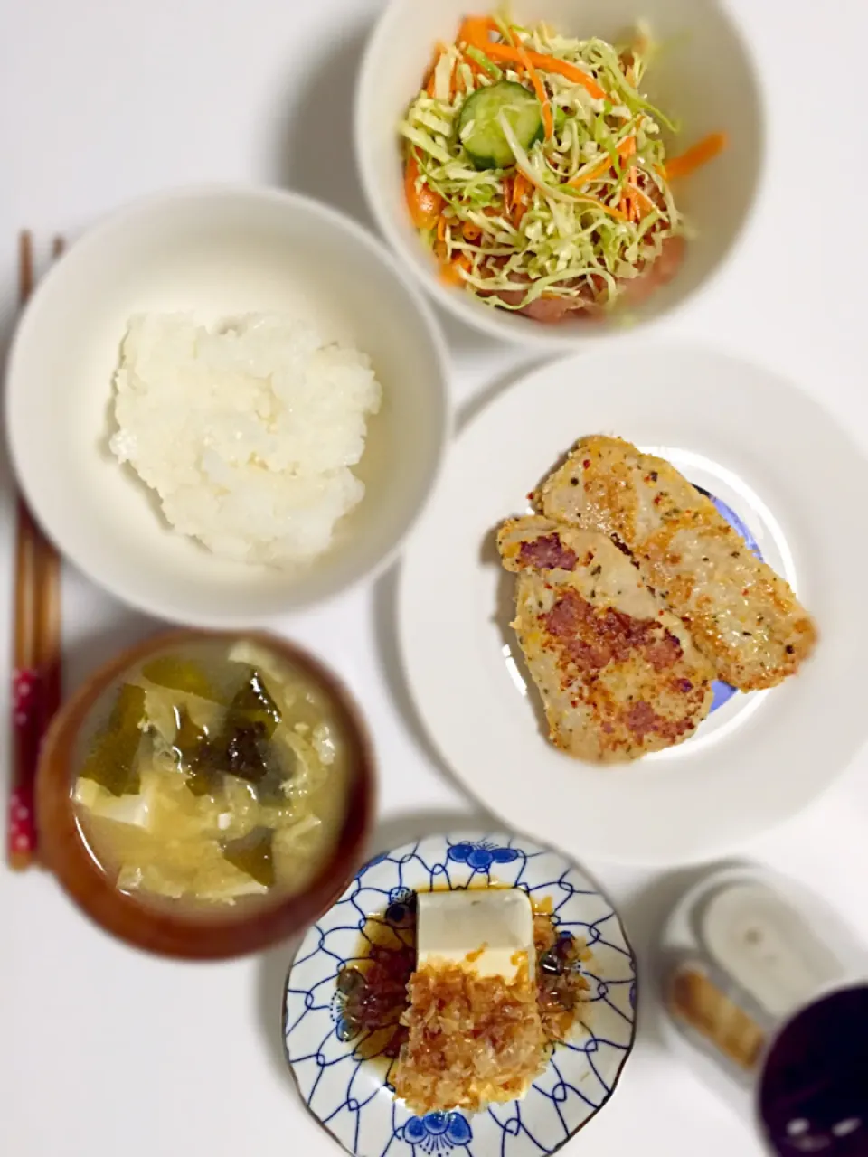 ベーコンサラダ&豚ロースの香味チーズ焼き&冷奴&おあげの味噌汁💓|あゆかさん