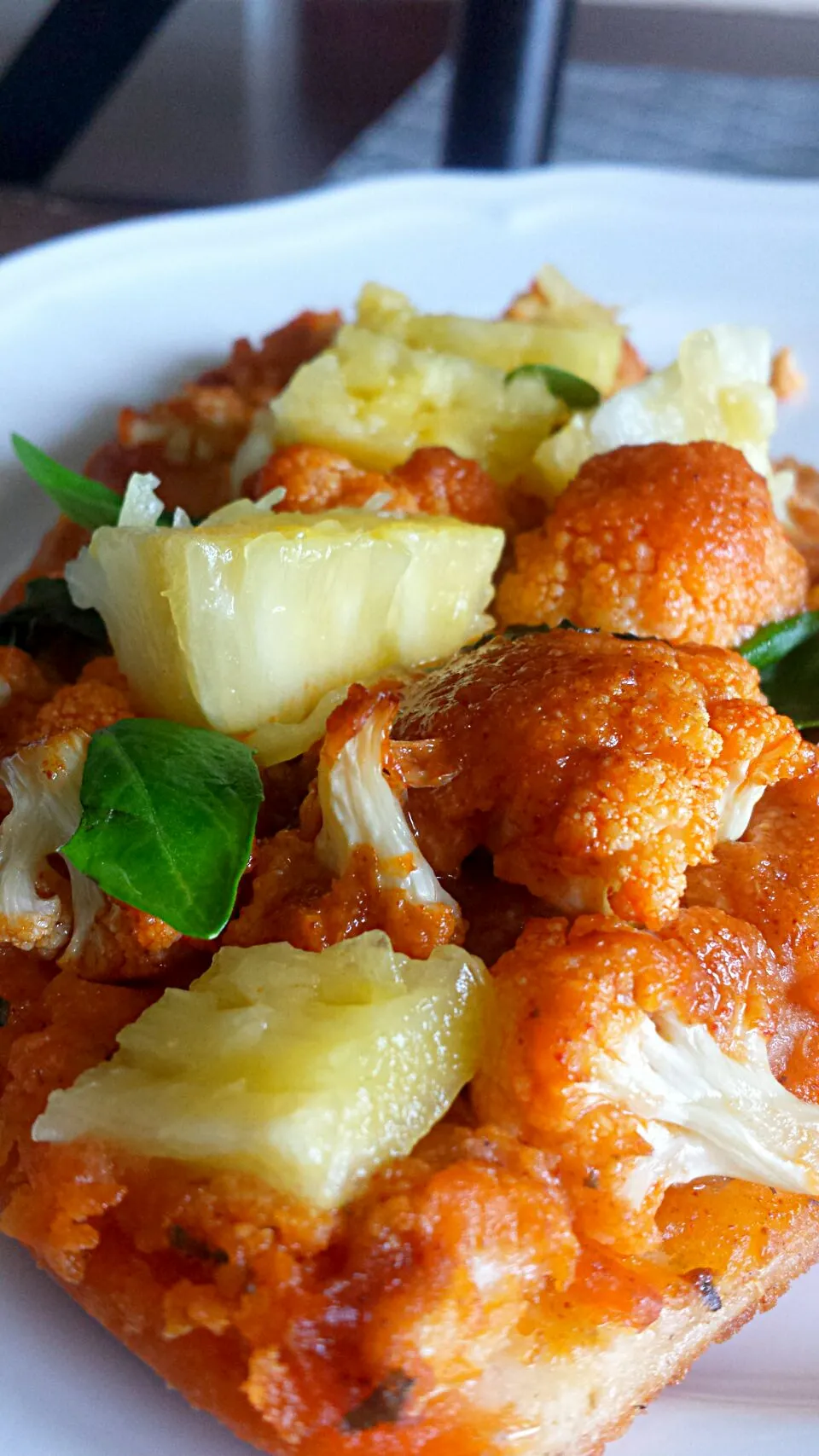 Leftovers: I  am the girl who has to have pineapple on her pizza.  Gluten-free Vegan Buffalo Sauce Cauliflower Pizza with a Vegan Ranch white bean spread with a|lisaさん