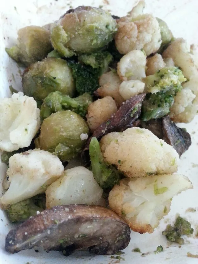 roasted broccoli, cauliflower, brussel sprouts, and mushrooms.|Polly Gelfusoさん