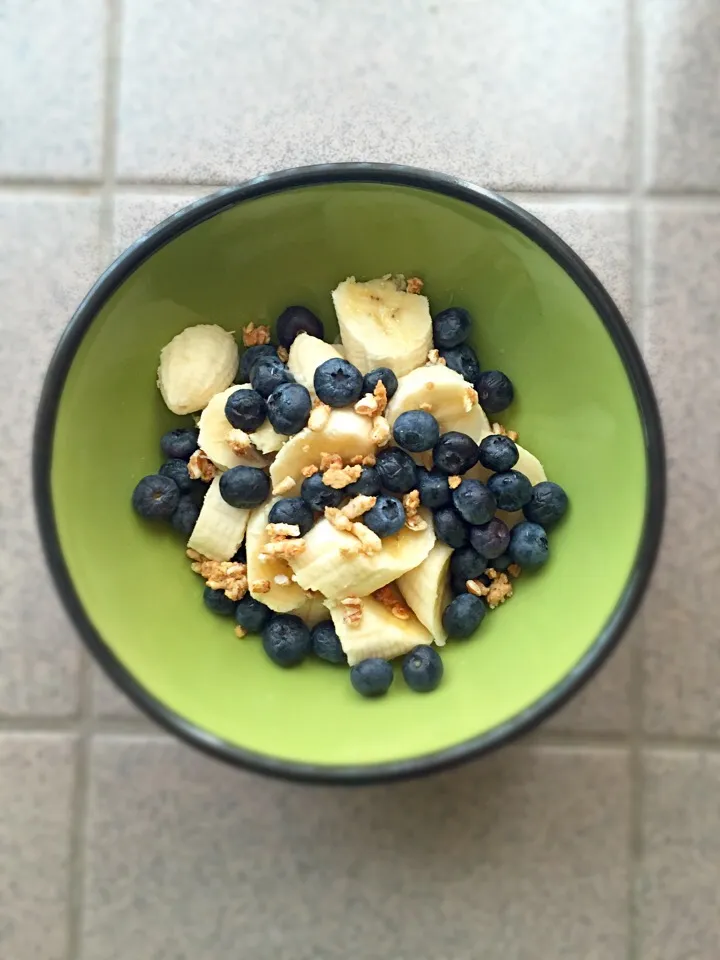 Bananas, Blueberries and cereal|Corrina Angelさん