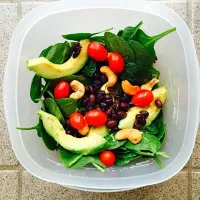 Spinach salad with avocado, beans, tomatoes, and cashews|Corrina Angelさん