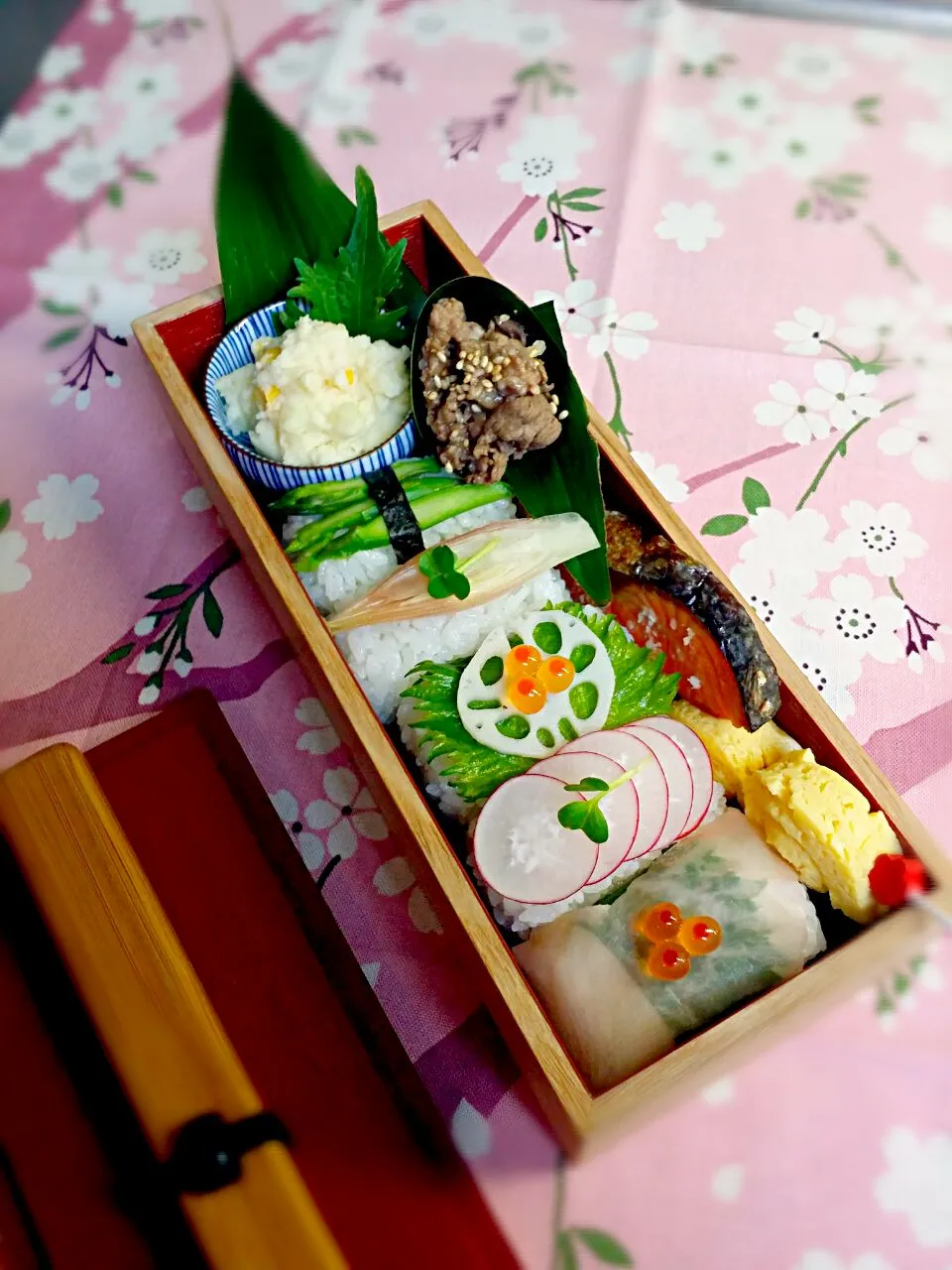 《火曜日のお弁当》

・野菜酢漬けにぎり
　（生姜、ラデッシ、蓮根、茗荷、アスパラガス）
・牛肉の時雨煮
・ポテトサラダ
・クルクル玉子焼き
・焼き鮭

行ってらっしゃい～♡|藤田 まり子さん