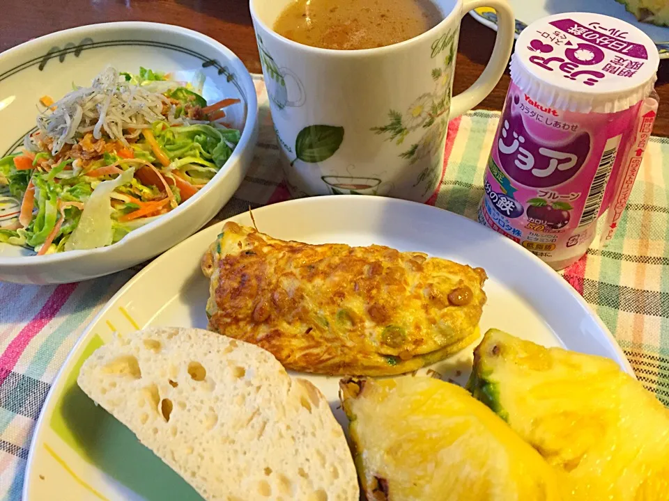 Snapdishの料理写真:3/3朝ごはん   志野ちゃんの納豆オムレツ   コールスローにしらすもパラパラ   沙織とおばあちゃん作のパン   パイナップル   豆乳とココナッツオイル入りCoffee   ジョア|mari miyabeさん