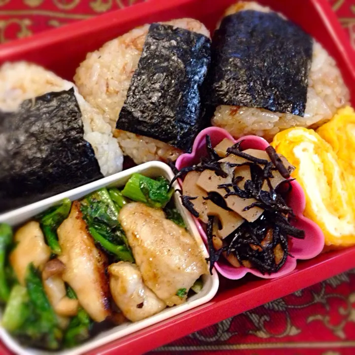 オリーブ油とおかかのおむすび🍙と鶏ささみと菜花のソテー弁当|もえさん