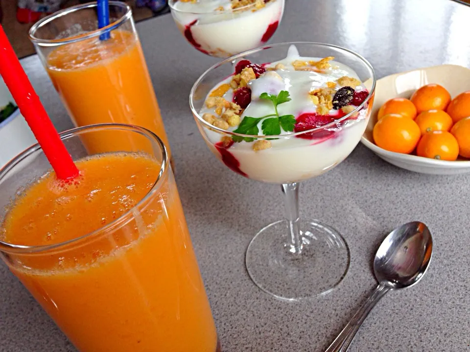 Carrot orange smoothie + fruit granola yoghurt|viviさん