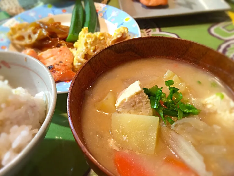 平日のよるごはん☆豚汁定食（豚汁・鮭焼・切り干し大根卵焼き・レンコン甘辛炒め・オクラの漬物・16穀ご飯）|zuzu☆さん