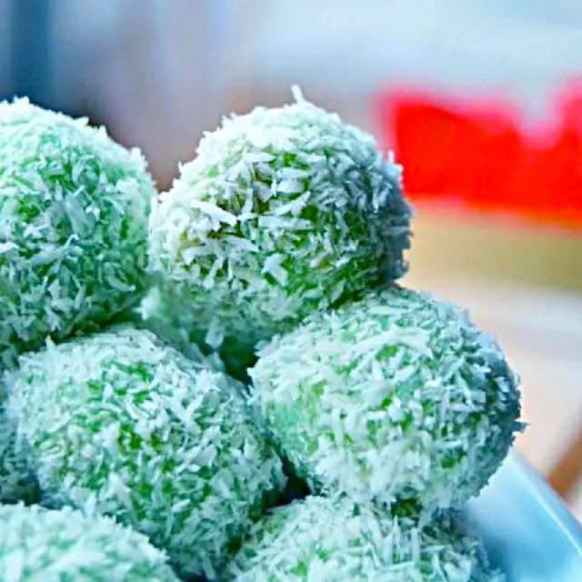 "Klepon" traditional food from Indonesia|Tri Wulandari, S.Farm.,Apt.さん