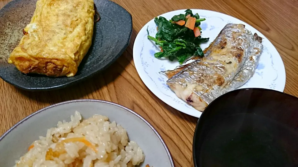 ・太刀魚の塩焼き
・ほうれん草のおひたし
・なめたけ入りだし巻き卵
・海苔のお吸い物
・炊き込みご飯|ようかんさん