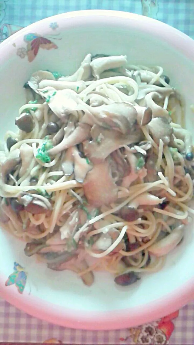 Snapdishの料理写真:キノコたっぷりの和風パスタ|畑山寧々さん