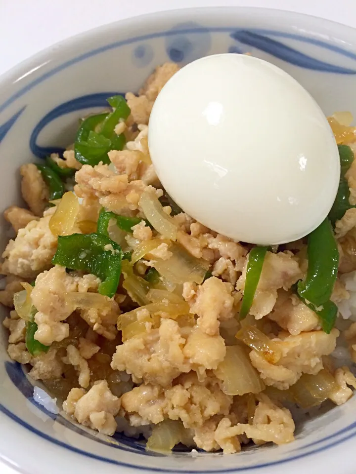 ロコモコ風鶏そぼろ丼|LOUPEのオフィスごはんさん