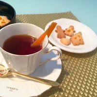 Snapdishの料理写真:手作りオレンジピールをそえて、紅茶と型抜きクッキー|3li?さん