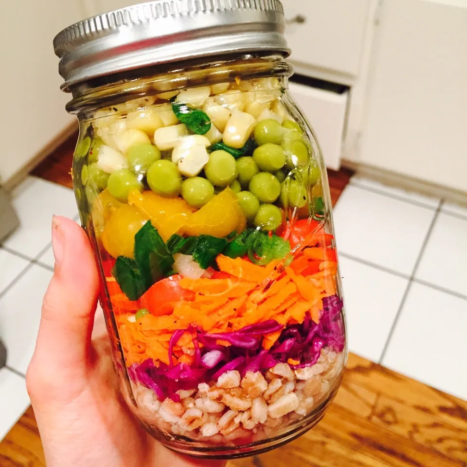 Salad jar: Farro, red cabbage, carrots, bell peppers, green onion, yellow baby tomatoes, peas, and corn|victoria valerioさん