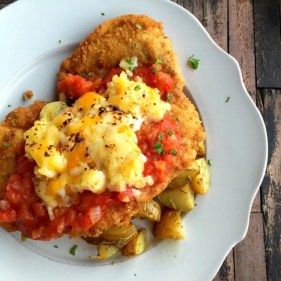 Snapdishの料理写真:Chicken Parmigiana with chunky tomatoes, mozzarella & Rosemary Potatoes|Abigail Aquinoさん