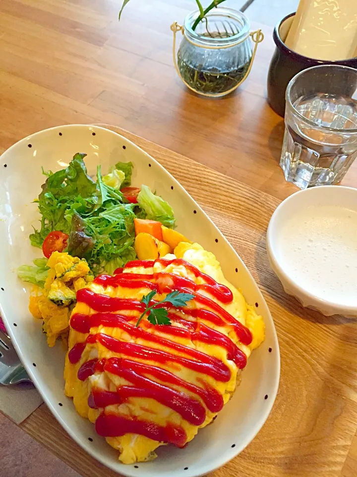 Snapdishの料理写真:毎週火曜日恒例のカフェご飯ランチ🍴竹鶏卵のオムライス💛|まみりんごさん