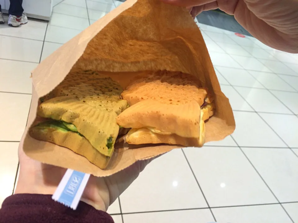 Did the Singaporean thing and followed the queue. Ended up with these fluffy giant taiyaki - matcha stuffed with azuki and mochi, and regular version on the rig|Ong Sor Fernさん