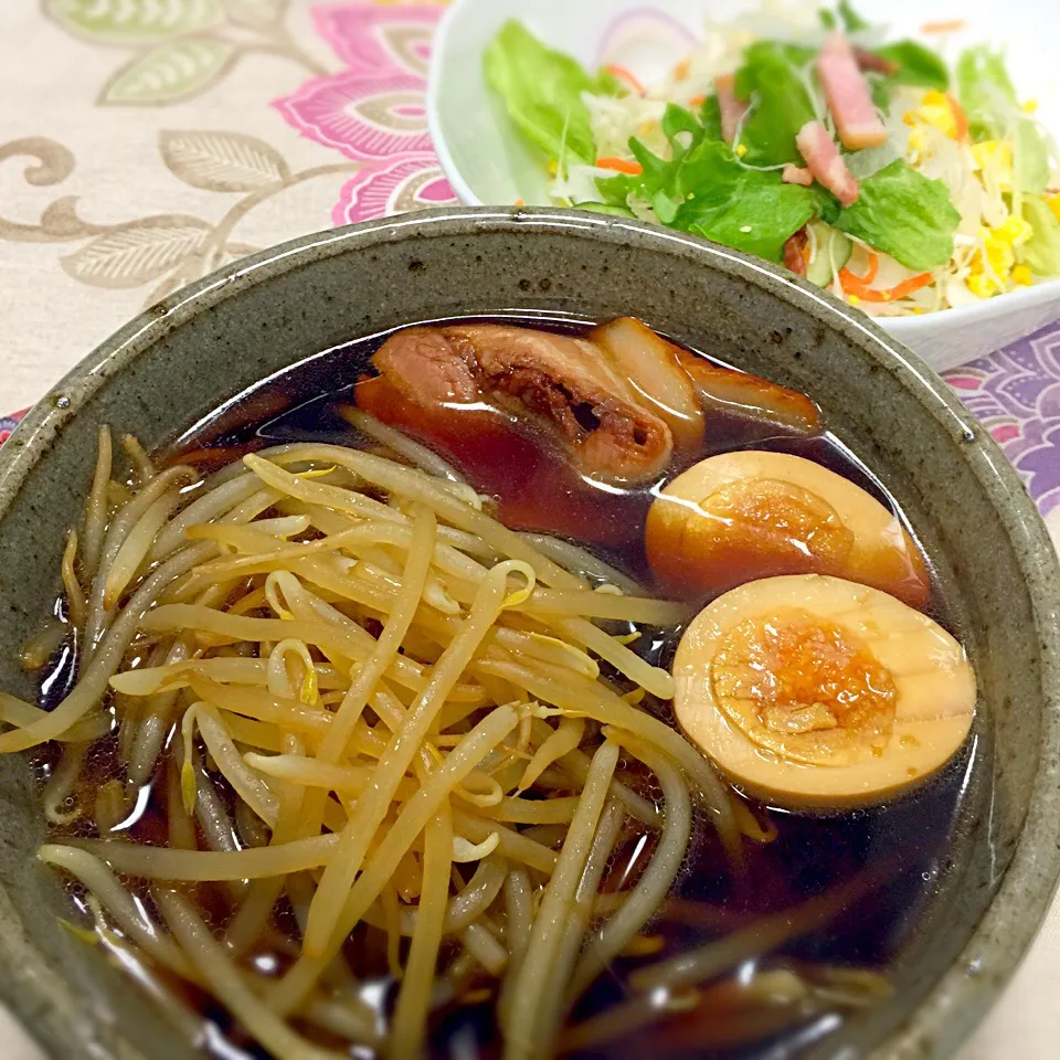 今日はお家で醤油ラーメン。生野菜も沢山食べるぞぃ！|リュカさん