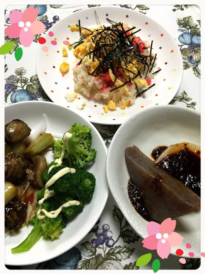 Snapdishの料理写真:ちらし寿司🌸ふろふき大根🌸鳥とネギの炭火焼風照り焼き|☆光るさん