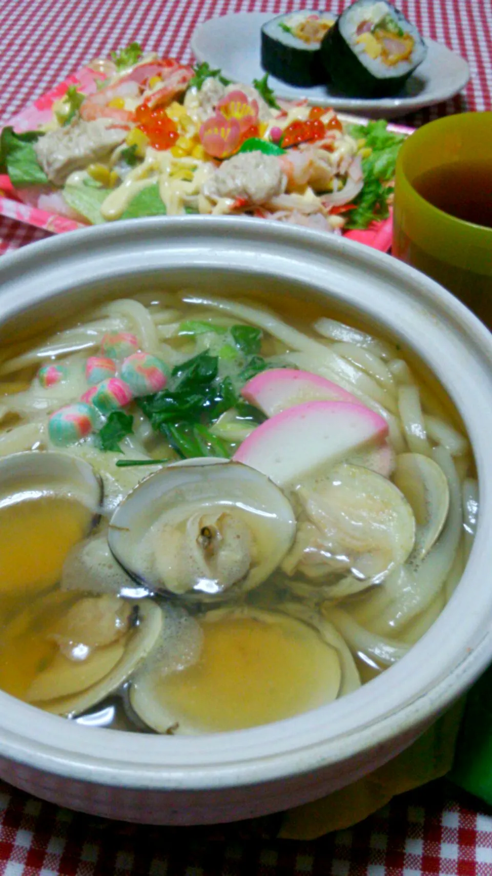 Snapdishの料理写真:鍋焼きうどん(蛤･鞠麩･蒲鉾･青ねぎ)、サラダちらし&海老カツ巻き(お仕事で自分で作った商品)|まあるさん