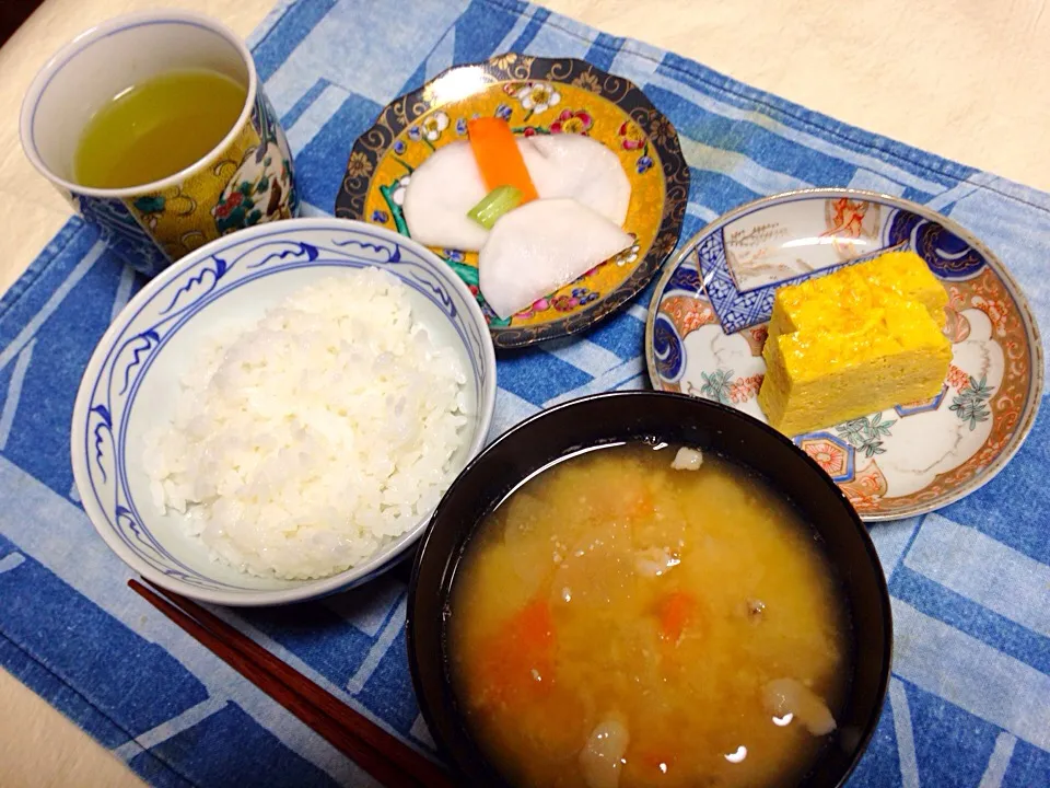 20150303朝食。昨夜の残り物でごはん。薩摩汁、松露の卵焼き、カブの漬物、ごはん。|Keiko Moritaさん