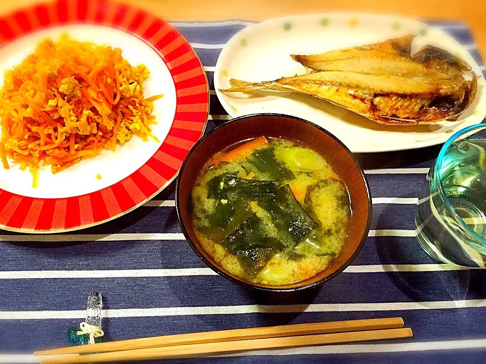 Snapdishの料理写真:今日も仕事でまだ帰れず。。…で、今日も旦那さん作ご飯。にんじんしりしりとアジの開き。|かなさん