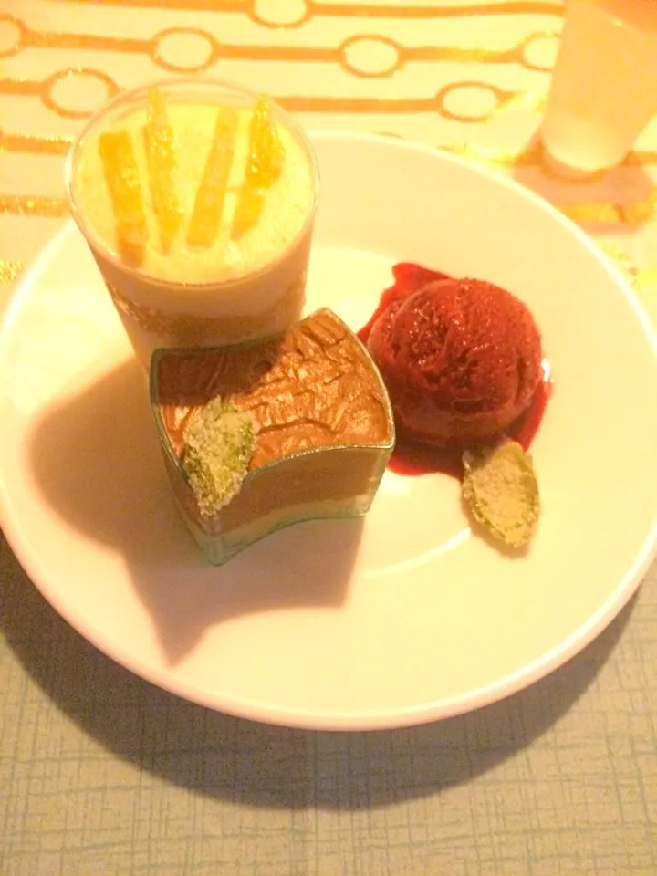 Trio of Boozy Lemon Mousse, Chocolate Tiramisu, Blackberry Icecream and Candied Mint|Alexさん