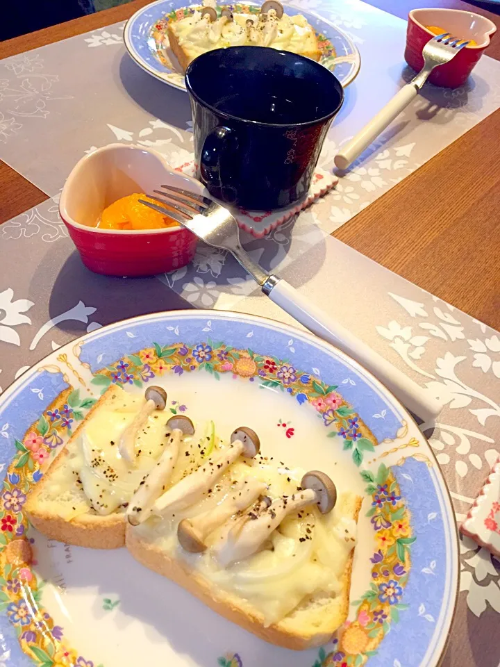 Snapdishの料理写真:ホワイトソースのきのこトースト♡(*^^*)|Satoming* ੈ✩‧₊˚さん