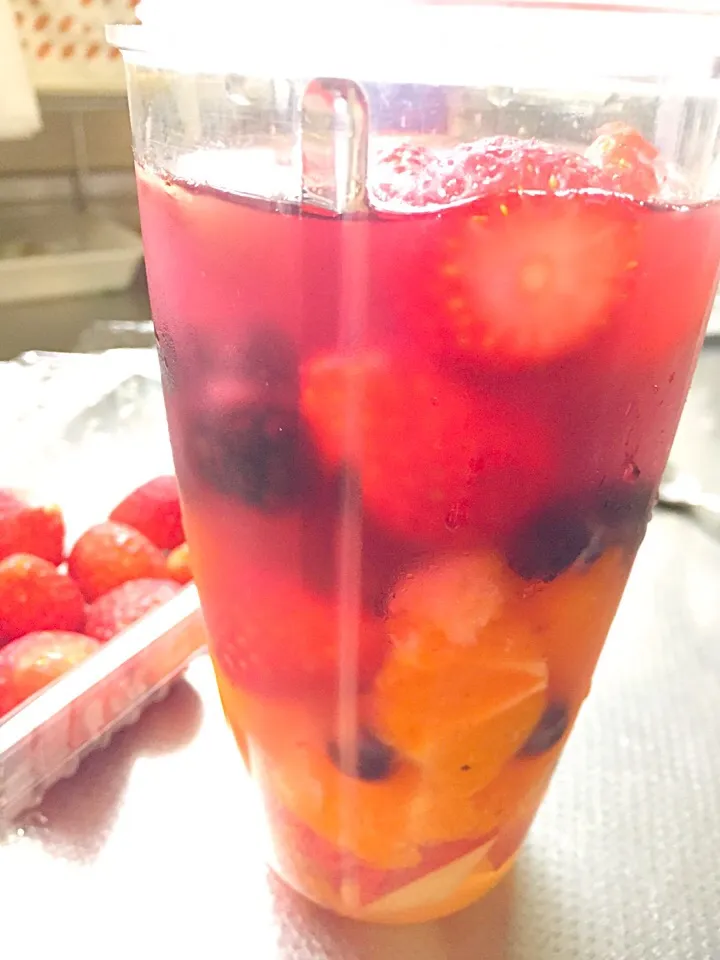 Today's smoothie ingredients Apple, strawberries , blueberries, tangerine,|YDKOさん