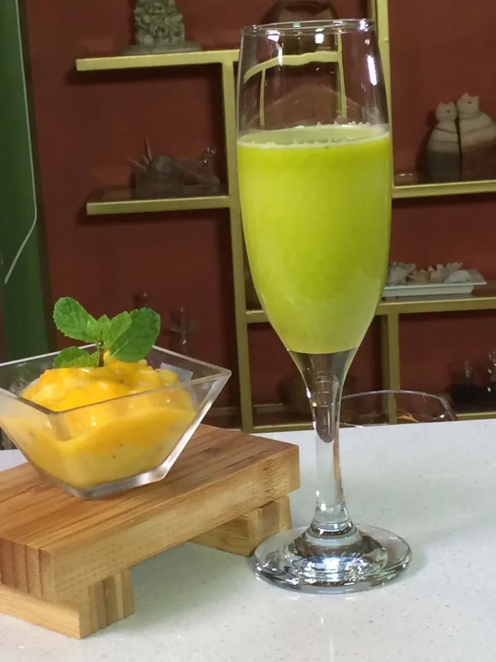 Cucumber, kale, apple green juice and frozen fresh mango  sorbet|evelynさん