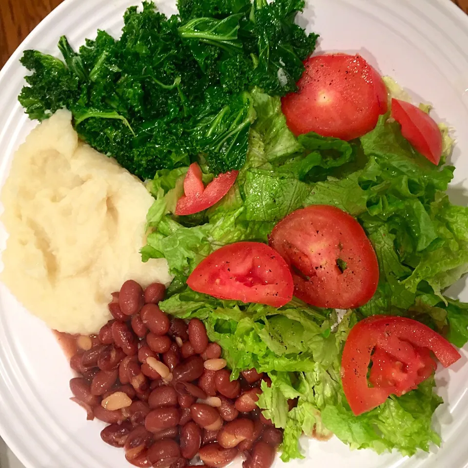 Mashed potato with brown beans, steamed kale and lettuce & tomato salad|victoria valerioさん