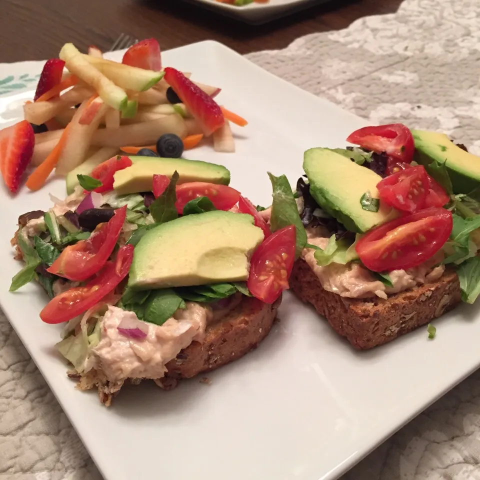 Snapdishの料理写真:tuna salad open faced sandwich w/ avocado, spinach, red oinion & a side of fruit apples, pears, blueberries, strawberry|chef_MelissaWさん