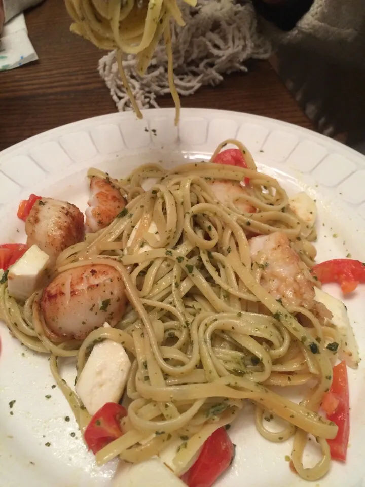 maine scallops w/ pesto noodles, fresh mozz & cherry tomatoes|chef_MelissaWさん