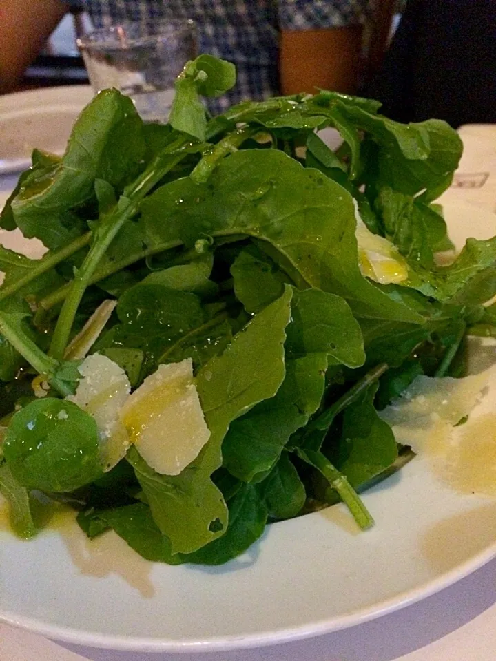 Fresh arugula salad with cheese|evelynさん