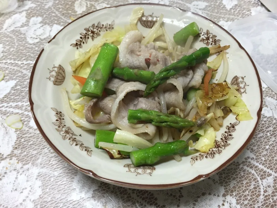 今日の夕食はアスパラと鹿児島産黒豚とバター野菜炒めです☆|ルークさん