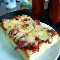 Snapdishの料理写真:Sandwich Bakar Pizza extra smoked beef..|Liviana Deviさん