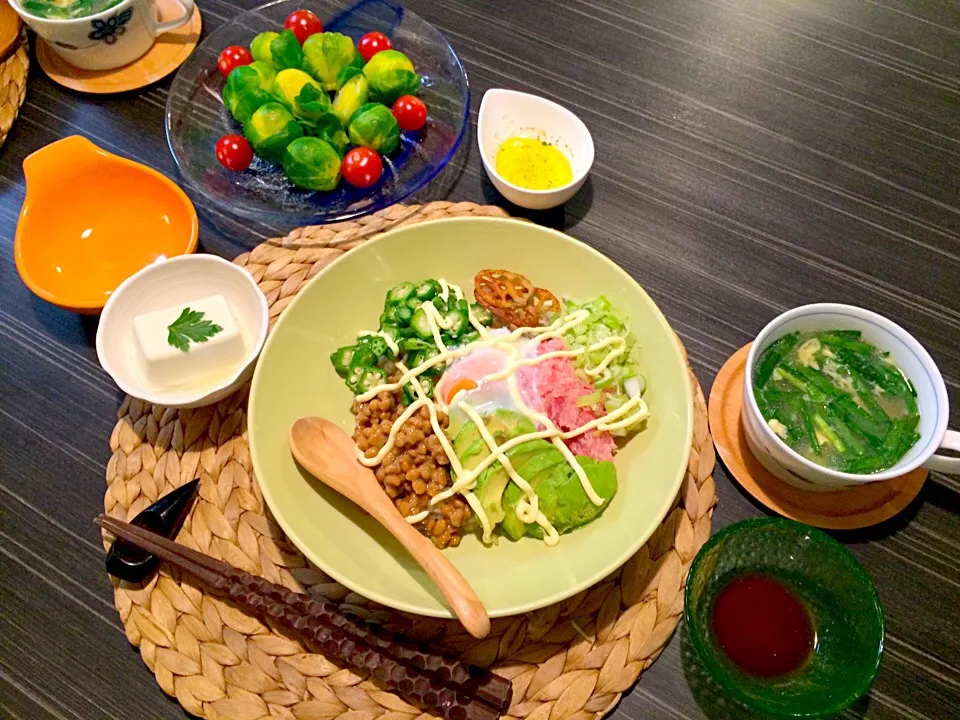 Snapdishの料理写真:今夜はネギトロねばねば丼、中華スープ、柚子胡椒豆腐、芽キャベツとトマトサラダです。|かれんさん