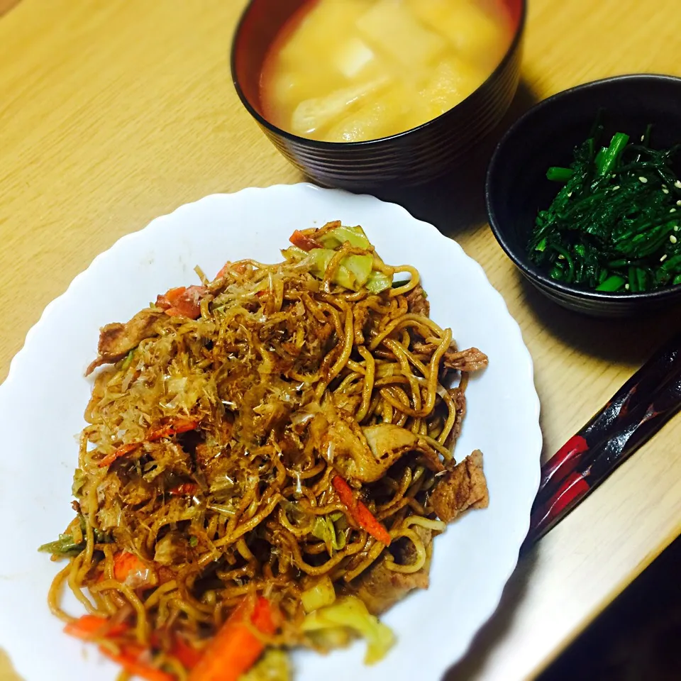 焼きそば、油揚げと豆腐の味噌汁、春菊の胡麻和え|はしもさん