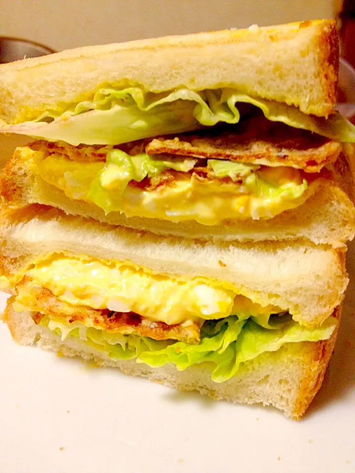 たまごサラダとなんちゃってハムカツのホットサンド🍞サクサクっとね✨|まいりさん