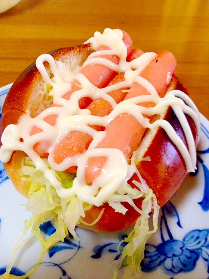 魚肉ソーセージとはみ出る位たっぷりキャベツのミニホットドック🍞入れ過ぎキャベツ|まいりさん