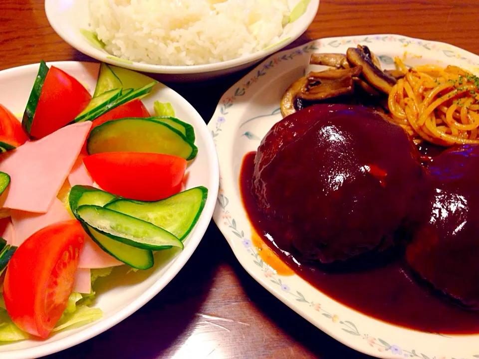 ファミレスみたいな旦那さんの晩ご飯 煮込みハンバーグセット 笑|あっこぷーさん